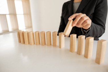 El ele tutuşmak tahta oyununu engeller, yönetim ve strateji riski kavramını, büyüme işi başarı süreci ve takım çalışması.