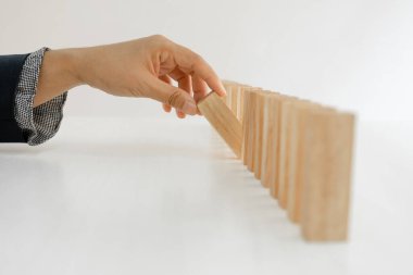 El ele tutuşmak tahta oyununu engeller, yönetim ve strateji riski kavramını, büyüme işi başarı süreci ve takım çalışması.