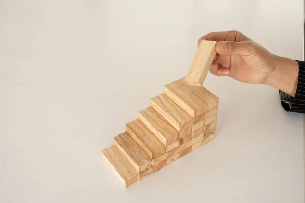 Ruční Držení Bloky Dřeva Hry Koncepce Riziko Řízení Strategický Plán — Stock fotografie
