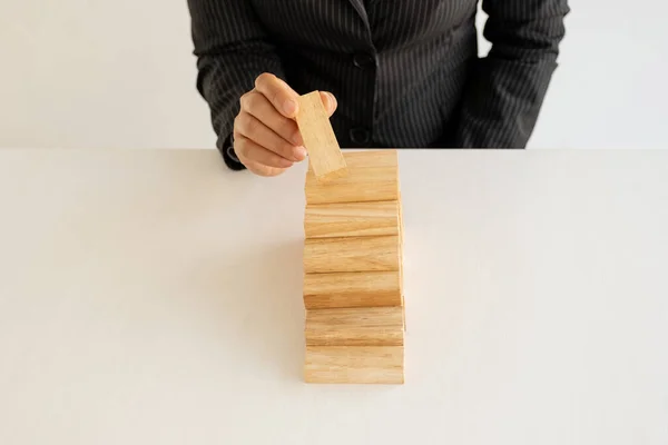 Ruční Držení Bloky Dřeva Hry Koncepce Riziko Řízení Strategický Plán — Stock fotografie