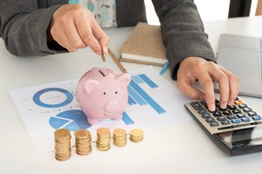 Yeni iş hedefi ve emeklilik konsepti için para biriktiriyorum..