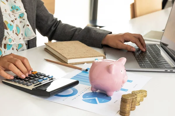 Piggy Bank Rosa Com Mulher Negócios Escritório Economizando Para Novo — Fotografia de Stock