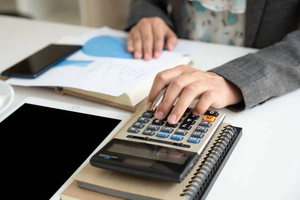 Calculadora Uso Mujer Negocios Establece Objetivos Para Éxito Nueva Gestión — Foto de Stock