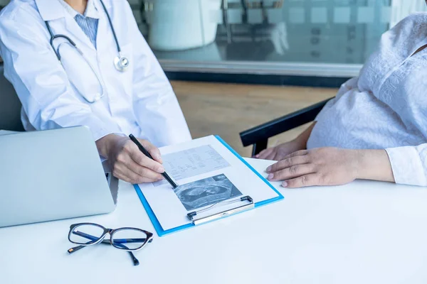 Médecin Vérifie Santé Conseille Grossesse Aux Femmes Enceintes — Photo