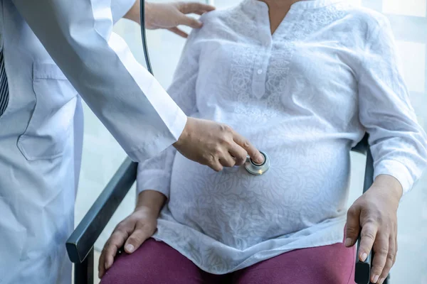 Doktor Sağlığı Kontrol Eder Hamile Kadınlara Hamilelik Tavsiyesi Verir — Stok fotoğraf