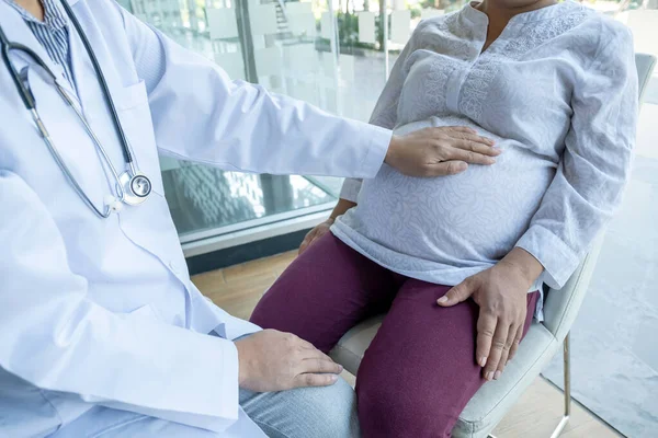 Doktor Sağlığı Kontrol Eder Hamile Kadınlara Hamilelik Tavsiyesi Verir — Stok fotoğraf