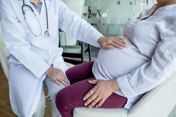 Doktor Sağlığı Kontrol Eder Hamile Kadınlara Hamilelik Tavsiyesi Verir — Stok fotoğraf