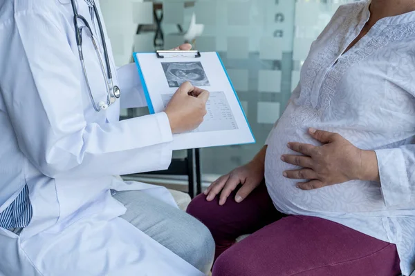 Läkaren Kontrollera Hälsa Och Råda Graviditet Till Gravida Kvinnor — Stockfoto