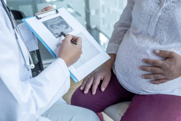 Der Arzt Überprüft Die Gesundheit Und Rät Schwangeren Einer Schwangerschaft — Stockfoto