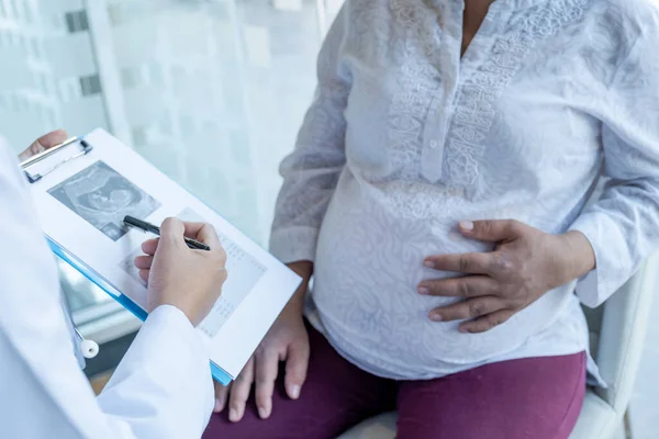 Der Arzt Überprüft Die Gesundheit Und Rät Schwangeren Einer Schwangerschaft — Stockfoto