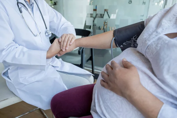 Doktor Sağlığı Kontrol Eder Hamile Kadınlara Hamilelik Tavsiyesi Verir — Stok fotoğraf