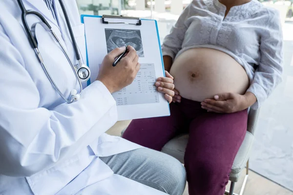 Médico Verificar Saúde Aconselhar Gravidez Para Mulheres Grávidas — Fotografia de Stock