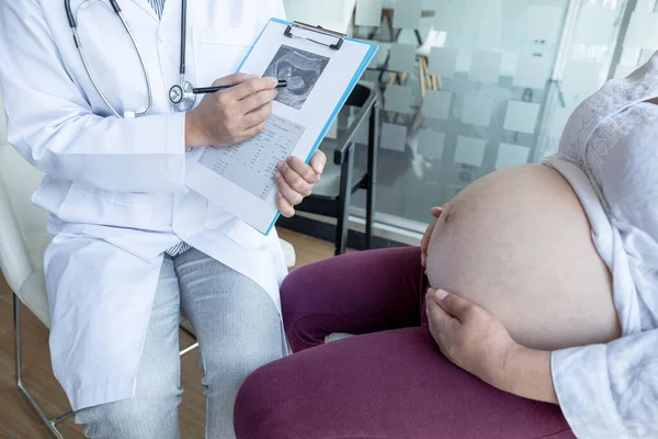 Doktor Sağlığı Kontrol Eder Hamile Kadınlara Hamilelik Tavsiyesi Verir — Stok fotoğraf