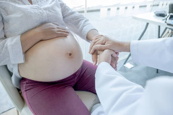 Lekarz Sprawdzi Stan Zdrowia Doradzi Ciążę Kobietom Ciąży — Zdjęcie stockowe