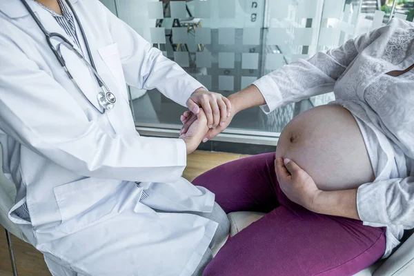 Doktor Sağlığı Kontrol Eder Hamile Kadınlara Hamilelik Tavsiyesi Verir — Stok fotoğraf