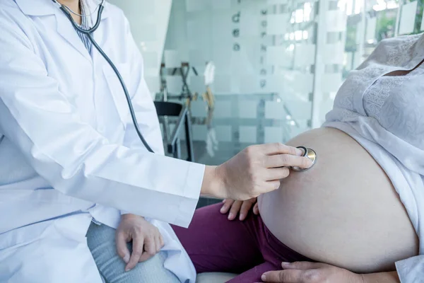 Der Arzt Überprüft Die Gesundheit Und Rät Schwangeren Einer Schwangerschaft — Stockfoto