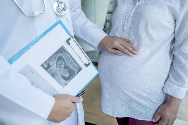 Doktor Sağlığı Kontrol Eder Hamile Kadınlara Hamilelik Tavsiyesi Verir — Stok fotoğraf