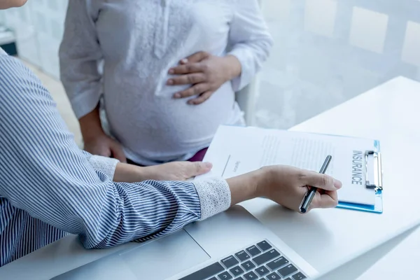Insurance Agents Recommend Health Insurance Pregnant Women — Stock Photo, Image