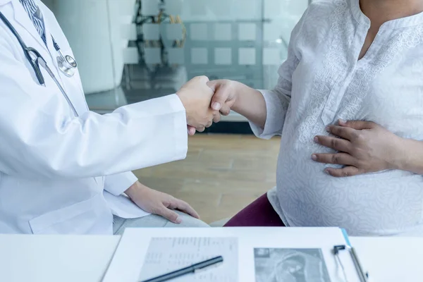 Läkaren Skaka Hand Efter Att Kontrollerat Hälsan Och Råda Graviditet — Stockfoto