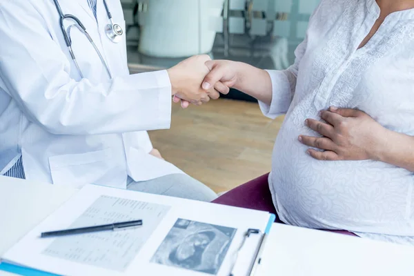 Lekarz Uściśnie Dłoń Sprawdzeniu Stanu Zdrowia Zaleci Ciążę Kobietom Ciąży — Zdjęcie stockowe