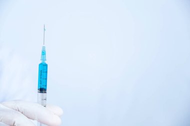 Doktorun elindeki şırınga resmi..