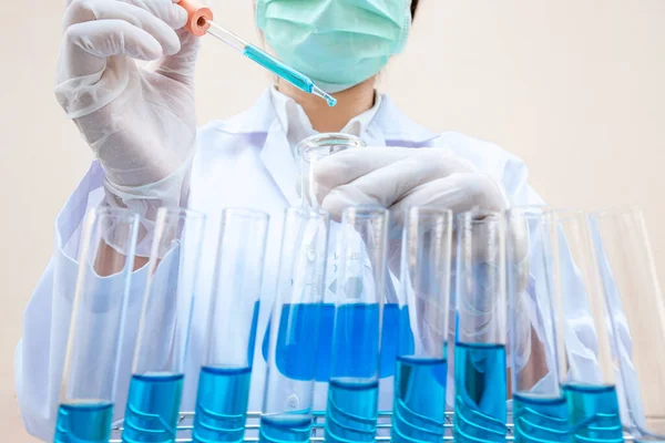 Cientista Está Experimentando Líquido Azul Vacina Com Equipamentos Científicos — Fotografia de Stock