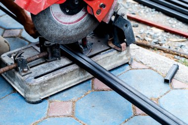 Çelik kesici ışıldayan çeliği kesmeye çalışıyor..