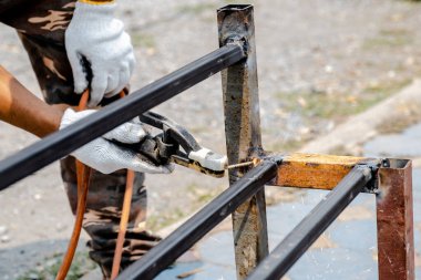 Tamirci çeliği kaynaklamak için kaynak makinesi kullanıyor..