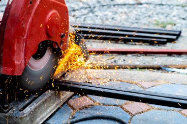 Çelik kesici ışıldayan çeliği kesmeye çalışıyor..