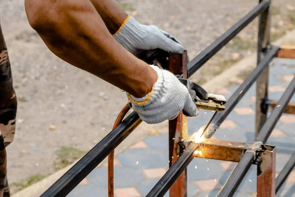 Mekanikern Använder Svetsmaskin För Att Svetsa Stål — Stockfoto