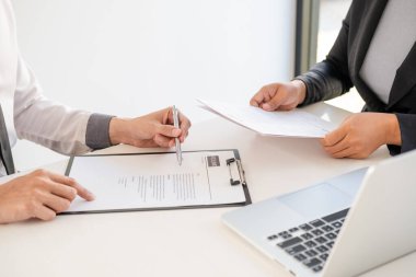 Ofis yöneticileri toplantı odasında iş başvurusunda bulunanlarla görüşüyor..