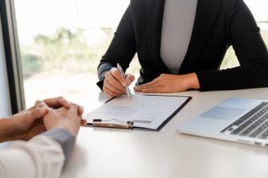 Ofis yöneticileri toplantı odasında iş başvurusunda bulunanlarla görüşüyor..