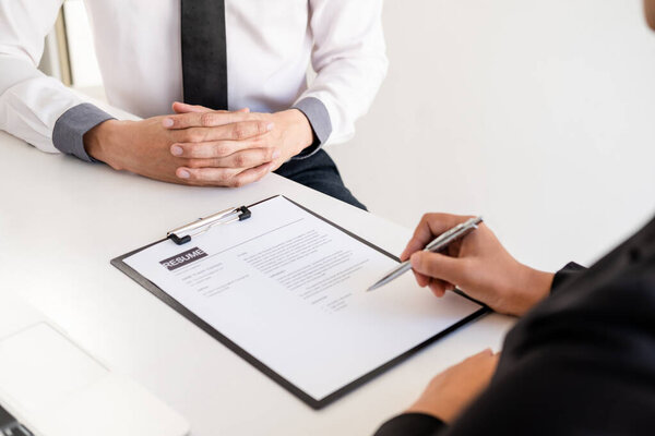 Руководители офиса проводят собеседование с кандидатами на работу в конференц-зале
.