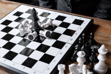 Ahşap geçmişi olan iş kadınları ve satrançlar, başarı konseptine iş stratejisi planlamada güçlük çekiyorlar.