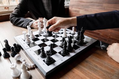 İş kadınları beyaz arka planda satranç oynuyor, iş stratejisini başarı konseptine taşımakta zorlanıyor.