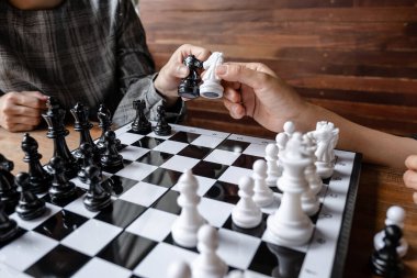 İş kadınları beyaz arka planda satranç oynuyor, iş stratejisini başarı konseptine taşımakta zorlanıyor.