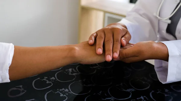 Arts Hand Hand Aan Moedigen Legde Resultaten Van Het Gezondheidsonderzoek — Stockfoto