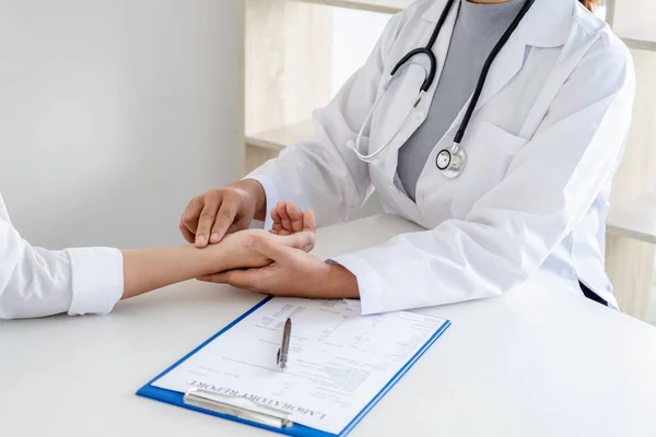 Der Arzt Untersucht Den Puls Des Patienten Mit Der Hand — Stockfoto