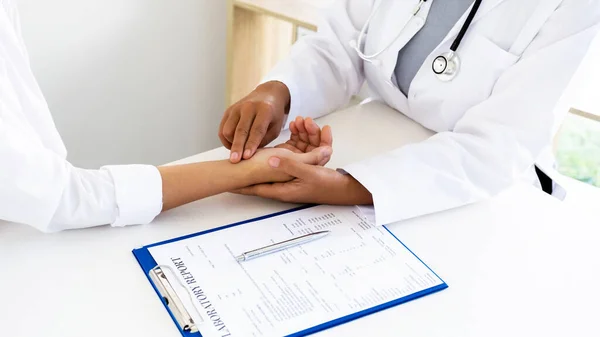 Médico Examina Pulso Paciente Mão Registra Resultados — Fotografia de Stock