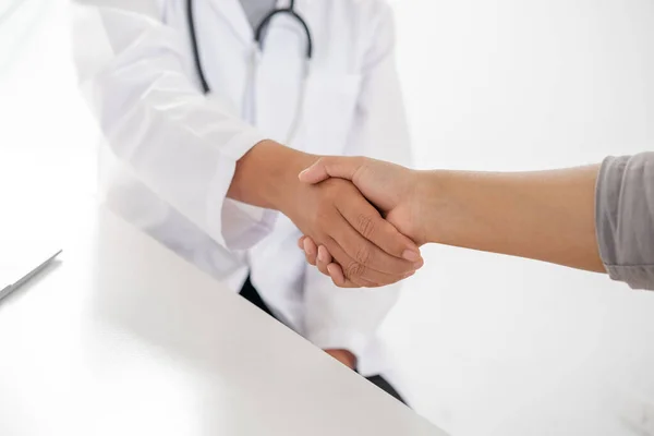 Ärzte Und Patienten Beim Händeschütteln Nach Kenntnis Der Ergebnisse Der — Stockfoto