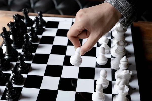 Zakelijke Vrouwen Spelen Schaken Aan Boord Met Een Witte Achtergrond — Stockfoto