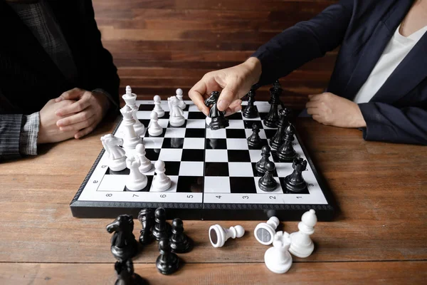 商界女性在白种人背景的棋盘上下棋 挑战商业策略的成功理念 — 图库照片