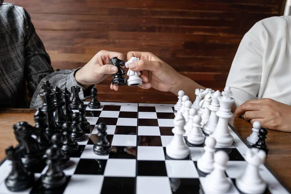 Zakelijke Vrouwen Spelen Schaken Aan Boord Met Een Witte Achtergrond — Stockfoto