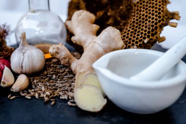 Bitkisel ilaç yapmak için zencefil ve sarımsak özütü.