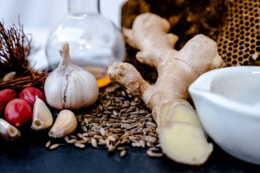 Bitkisel ilaç yapmak için zencefil ve sarımsak özütü.