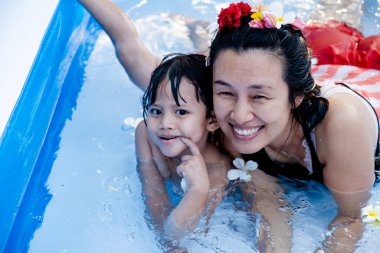 İki nesil yazın şişme havuzda yüzüyor..
