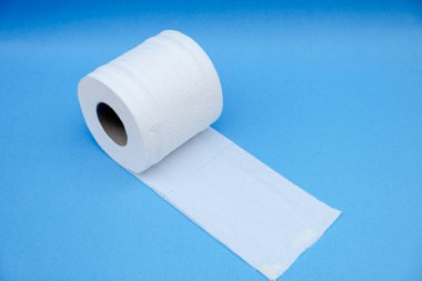 Tuvalet kağıdı mavi arkaplanda izole edilmiş..
