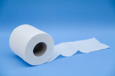Tuvalet kağıdı mavi arkaplanda izole edilmiş..