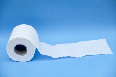 Tuvalet kağıdı mavi arkaplanda izole edilmiş..