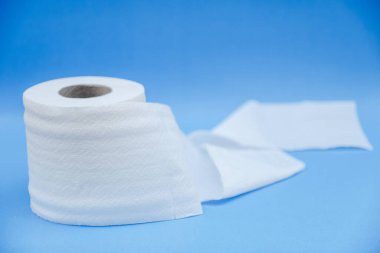 Tuvalet kağıdı mavi arkaplanda izole edilmiş..